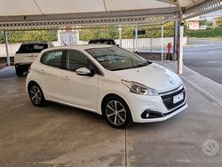 Bianco Usata 2016 Peugeot 208 Allure Due volumi | 9800 € (Molto cara)