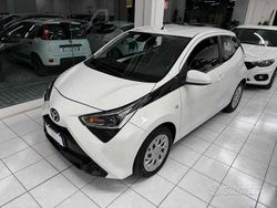 Bianco(met.) Usata 2021 Toyota Aygo Connect Style Due volumi | 12.400 € (Buon prezzo)