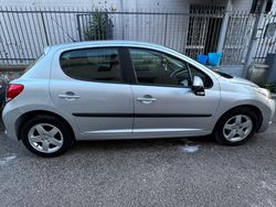 Grigio Usata 2009 Peugeot 207 Tre volumi | 2699 € (Buon prezzo)