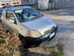 Grigio Usata 2001 Toyota Yaris Tre volumi | 700 €