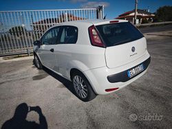 Bianco Usata 2010 Fiat Grande Punto Due volumi | 4999 € (Molto cara)