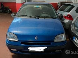 Blu Usata 1998 Renault Clio II Tre volumi | 2250 € (Cara)