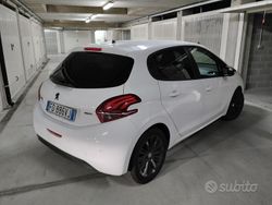 Bianco Usata 2016 Peugeot 208 Due volumi | 6500 € (Buon prezzo)