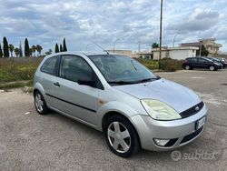 Grigio Usata 2004 Ford Fiesta Tre volumi | 950 € (Buon prezzo)