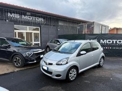 Grigio Usata 2010 Toyota Aygo Due volumi | 3390 € (Buon prezzo)
