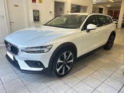 Bianco perlato Usata 2020 Volvo V60 CC Business Edition Station wagon | 23.990 € (Buon prezzo)
