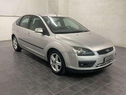Grigio Usata 2006 Ford Focus Tre volumi | 1950 € (Buon prezzo)