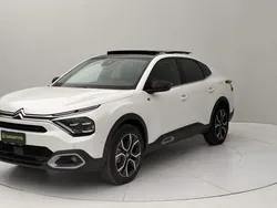 Bianco metallizzato Usata 2023 Citroën e-C4 Shine Tre volumi | 24.890 € (Buon prezzo)