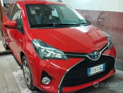 Rosso Usata 2015 Toyota Yaris Hybrid Tre volumi | 9700 € (Molto cara)