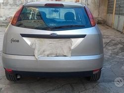 Usata 2001 Ford Focus Zetec Tre volumi | 1800 € (Buon prezzo)