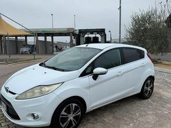 Bianco Usata 2010 Ford Fiesta Due volumi | 2799 € (Buon prezzo)