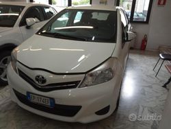 Bianco Usata 2013 Toyota Yaris Style Tre volumi | 8500 € (Buon prezzo)