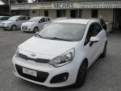 Bianco(met.) Usata 2014 Kia Rio Tre volumi | 7990 € (Buon prezzo)