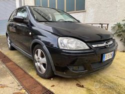 Nero Usata 2004 Opel Corsa Due volumi | 200 €