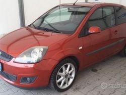 Rosso Usata 2006 Ford Fiesta Titanium Due volumi | 2500 € (Buon prezzo)