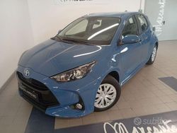 Blu Usata 2022 Toyota Yaris Hybrid Active Tre volumi | 15.900 € (Buon prezzo)