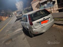 Usata 2002 Ford Fiesta Tre volumi | 500 € (Super prezzo)