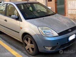 Grigio Usata 2002 Ford Fiesta Due volumi | 800 € (Super prezzo)
