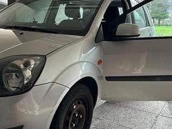 Grigio Usata 2006 Ford Fiesta Due volumi | 1500 € (Buon prezzo)