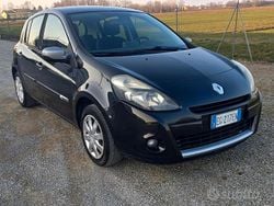 Nero Usata 2011 Renault Clio II Dynamique Tre volumi | 3700 € (Buon prezzo)