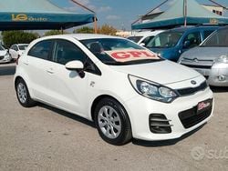 Bianco Usata 2015 Kia Rio City Tre volumi | 4999 € (Buon prezzo)