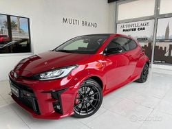Rosso Nuova 2025 Toyota Yaris Tre volumi | 44.900 € (Ottimo prezzo)