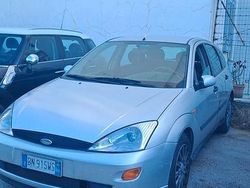 Grigio Usata 2000 Ford Focus Ghia Tre volumi | 1000 € (Buon prezzo)