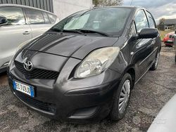 Grigio Usata 2005 Toyota Yaris Tre volumi | 2900 € (Molto cara)