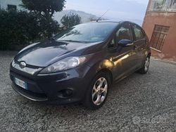 Usata 2010 Ford Fiesta Tre volumi | 2200 € (Buon prezzo)