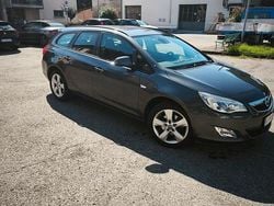 Grigio Usata 2011 Opel Astra Tre volumi | 3200 € (Molto cara)