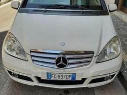 Bianco Usata 2010 Mercedes A180 Elegance Tre volumi | 7000 € (Molto cara)