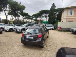 Grigio Usata 2017 Toyota Yaris Hybrid Tre volumi | 14.300 € (Cara)