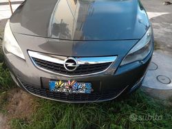 Grigio Usata 2012 Opel Astra Tre volumi | 6000 € (Buon prezzo)