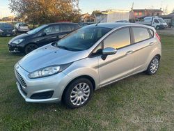 Grigio Usata 2015 Ford Fiesta Tre volumi | 6700 € (Buon prezzo)