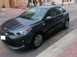 Grigio Usata 2017 Kia Rio Tre volumi | 8000 € (Buon prezzo)