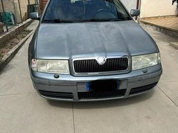 Grigio Usata 2002 Skoda Octavia Tre volumi | 1000 €