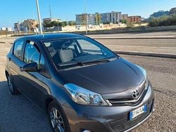 Grigio Usata 2013 Toyota Yaris Lounge Tre volumi | 6800 € (Buon prezzo)