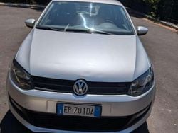 Argento Usata 2013 VW Polo Comfortline Tre volumi | 6850 € (Buon prezzo)