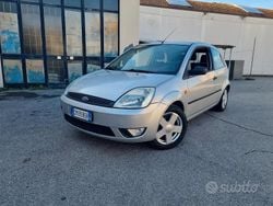 Grigio Usata 2004 Ford Fiesta Ghia Tre volumi | 1200 € (Ottimo prezzo)