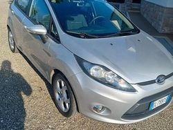Grigio Usata 2012 Ford Fiesta Tre volumi | 3500 € (Buon prezzo)