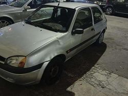 Grigio Usata 1999 Ford Fiesta Ambiente Tre volumi | 800 € (Buon prezzo)