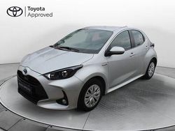 Silver met Usata 2021 Toyota Yaris Hybrid Active Tre volumi | 15.900 € (Buon prezzo)
