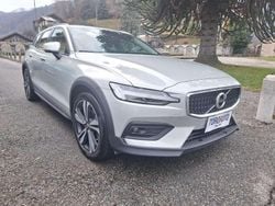 Bianco perla Usata 2021 Volvo V60 CC Business Edition Station wagon | 33.900 € (Cara)