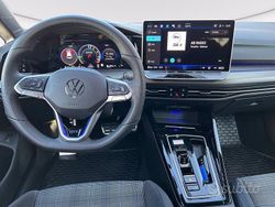 Bianco Nuova 2025 VW Golf VIII GTE Tre volumi | 45.900 € (Cara)