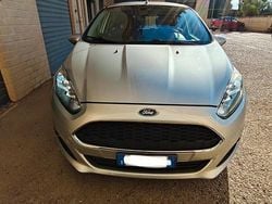 Grigio Usata 2016 Ford Fiesta Tre volumi | 7000 € (Buon prezzo)