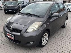 Grigio Usata 2011 Toyota Yaris Sol Tre volumi | 4690 € (Buon prezzo)