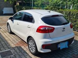 Bianco Usata 2017 Kia Rio Due volumi | 10.000 € (Cara)