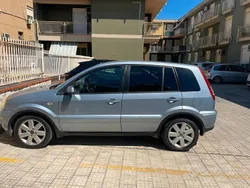 Usata 2006 Ford Fusion Tre volumi | 2800 € (Buon prezzo)