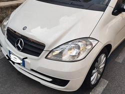 Bianco Usata 2010 Mercedes A160 Tre volumi | 3450 € (Buon prezzo)
