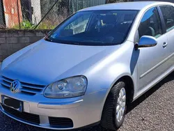 Argento Usata 2006 VW Golf V Comfortline Tre volumi | 4200 € (Buon prezzo)